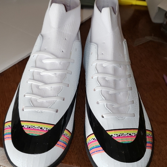 New BINBINNIAO Soccer Shoes. - Picture 9 of 12